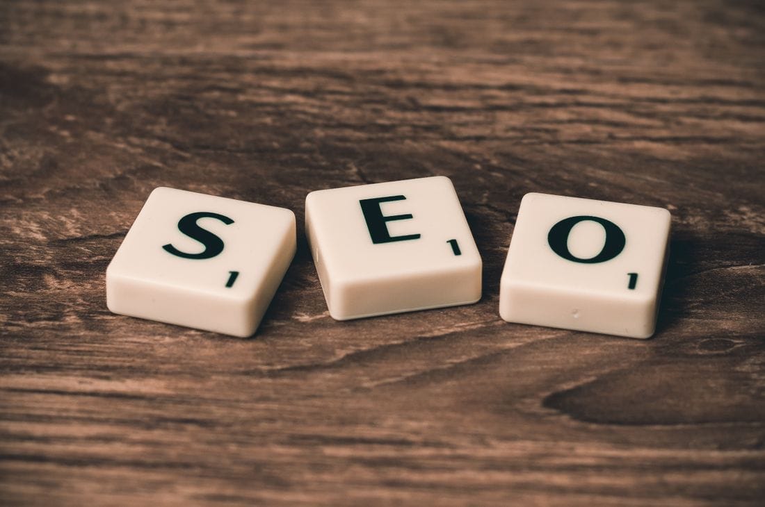 Trzy drewniane kafelki układające się w napis SEO